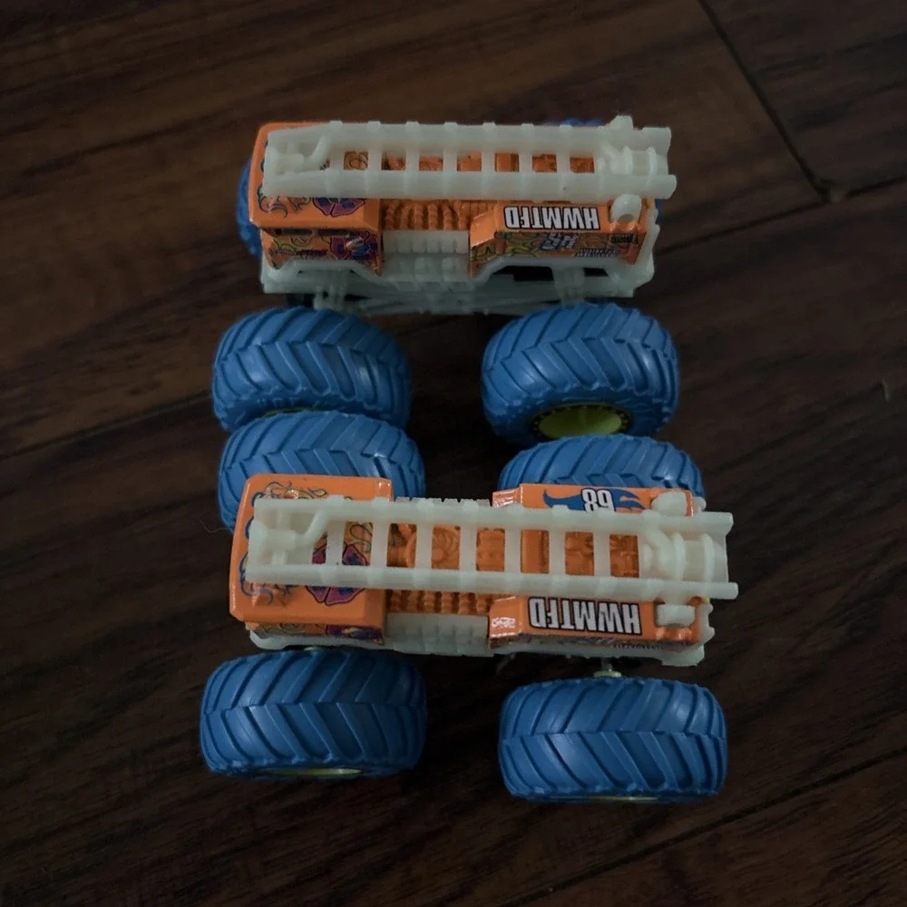 HOT WHEELS MONSTER TRUCKS 1:64 DIECAST GLOW In The Dark Neon Gunkster Dino